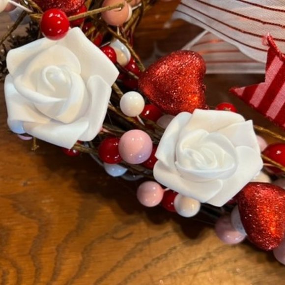 WICKER HEART with LITE WHITE ROSES - Picture 9 of 13